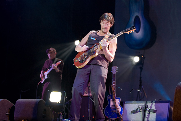 chris-rea=driving-home-for-christmas Chris Rea playing Driving Home for Christmas