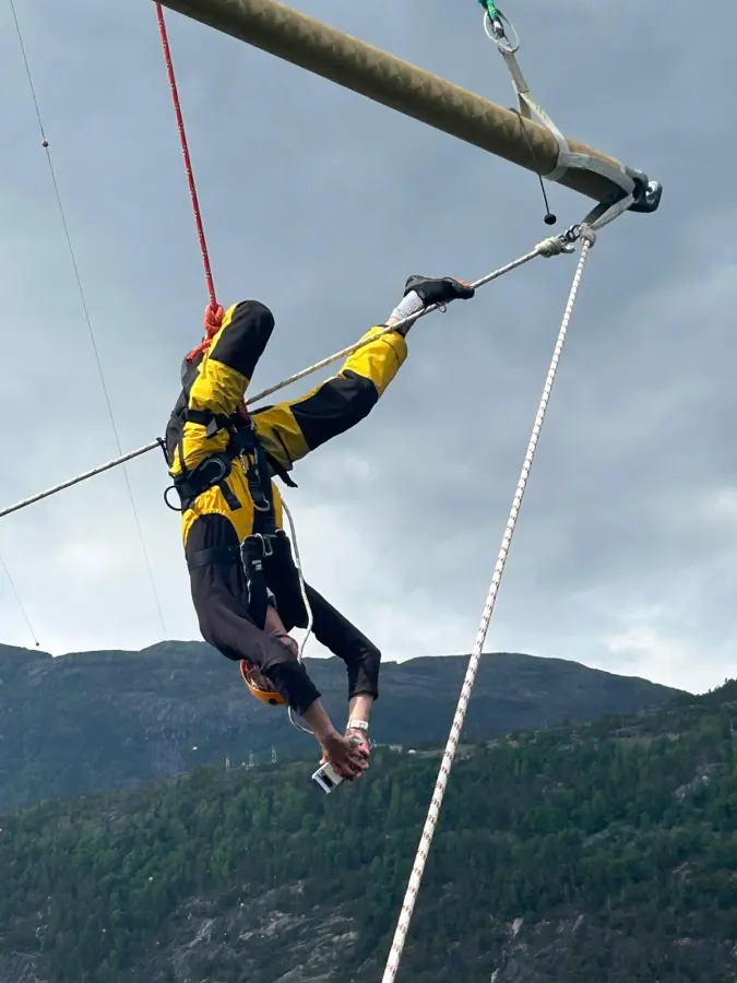 Pole climbing on a Ch72